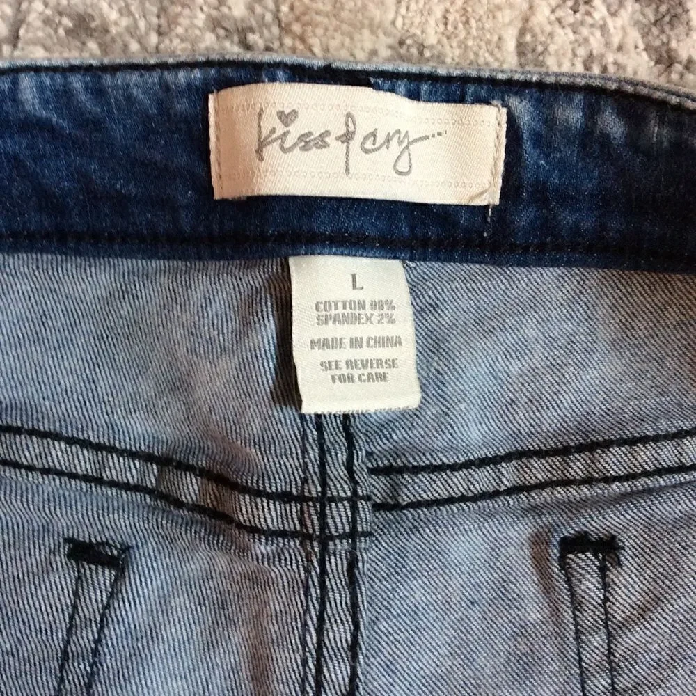 3 for $25 SUPER CUTE DENIM SHORTS WITH FLOWER DETAIL! SZ L
